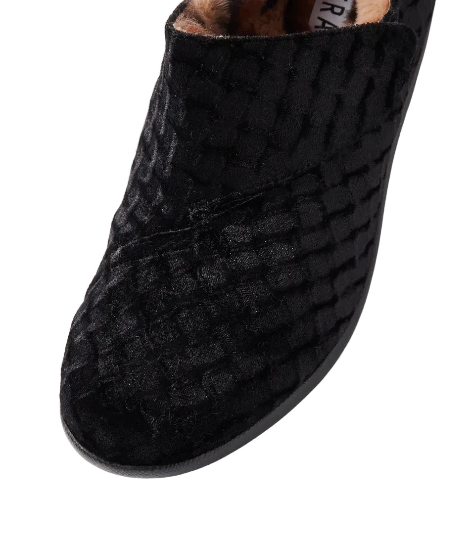 ZIERA Fliss - Black embossed.